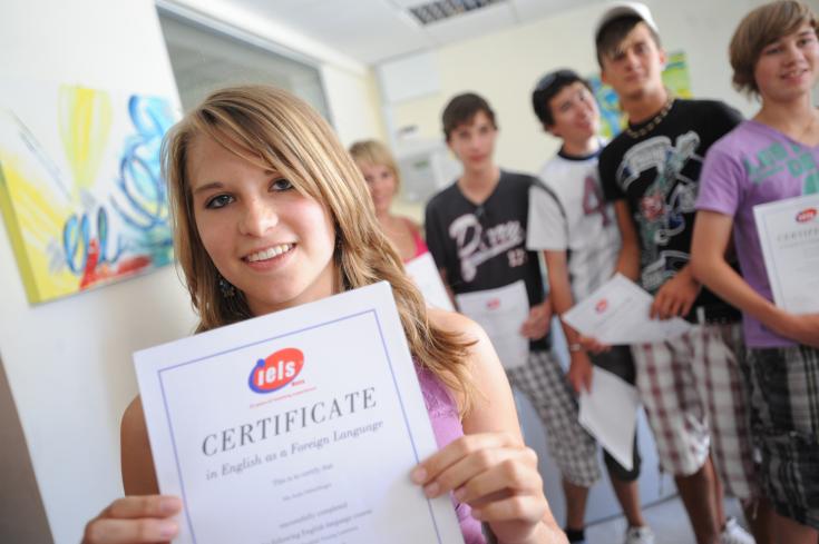 Les élèves reçoivent leur certificat de fin de cours